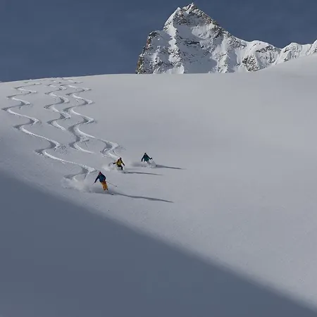 Basecamp Szálloda 3*